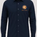 Camisa social masculina azul-marinho com detalhes brancos e logotipo bordado
