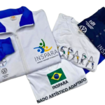 Camisetas de uniformes esportivos para campeonatos de natação e outras atividades.