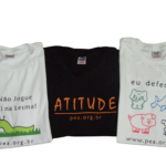 Camisetas promocionais com frases e logotipo PEA.