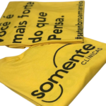 Camisetas promocionais amarelas com frase institucional