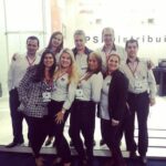 Equipe uniformizada com camisas sociais em evento empresarial