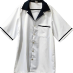 Camisa branca estilo jaleco com detalhes escuros