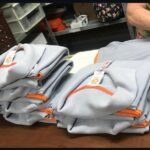 Camisetas polo dobradas com aplicação de logotipo para empresas