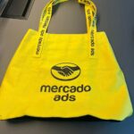 Sacola em tecido brim amarelo com logo Mercado ADS
