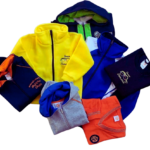 Uniformes escolares coloridos personalizados da IC Uniformes, com jaquetas e camisetas de diferentes modelos.