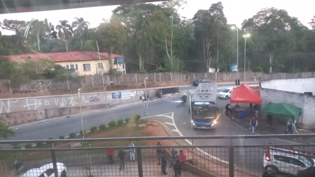 Rua ao amanhecer no trajeto de uma colaboradora da IC Uniformes, fotografado por Maria Aparecida de Medeiros.